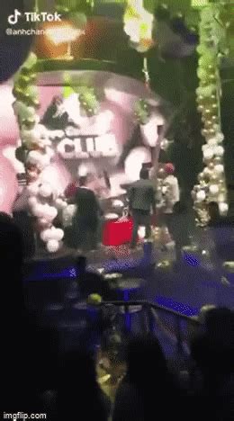 Trên mxh bất ngờ xuất hiện các cilp nóng karaoke tay vịn trá hình ở quán bar sunny phúc yên. Khoảnh khắc ngọn lửa bắt đầu bốc cháy từ quả bóng sinh ...