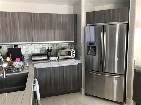 Este tipo de cocinas conocidas como integrales son cocinas en las que todo su diseño es igual quedando como resultado una cocina compacta y una de las mejores alternativas para ganar un poco más de espacio en una cocina pequeña integral es que tienes que elegir el mobiliario que esté. Cocina integral moderna en tonalidades vintage ...