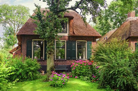 Beautiful Cottage With Green Garden In Giethoorn The Netherlands