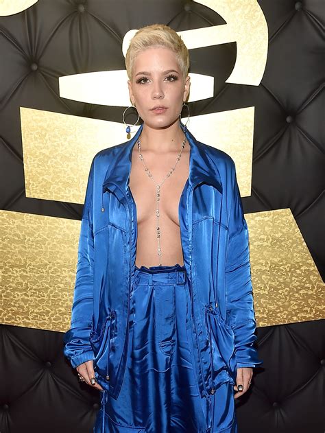 Grammys 2017 Halsey Just Walked Down The Carpet And Literally