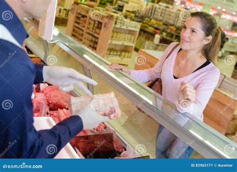 donna che compra carne unita immagine stock immagine di fresco carne 82965171