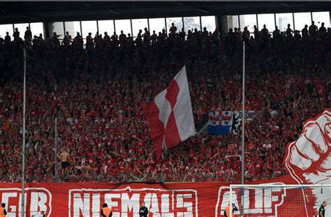 Schot met links van sasa kalajdzic (vfb stuttgart) vanuit het midden van het strafschopgebied in de rechterbenedenhoek. Relegationsgegner des VfB Stuttgart: Die Taktik-Frage: Wie ...