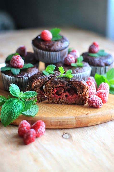 Preheat oven to 350 and position rack to the middle of the oven. Czekoladowe muffiny z cukinii z malinami | Chocolate