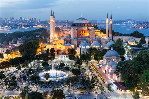 Turquía (en turco, türkiye /ˈtyɾcije/), oficialmente república de turquía (en turco, türkiye cumhuriyeti /ˈtyɾcije dʒumˈhuːɾijeti/ ( escuchar)), es un país transcontinental, con la mayor parte de su territorio situado en asia occidental y una menor (al oeste del mar de mármara) en europa meridional. Descubra el país en un tour por Estambul y Capadocia