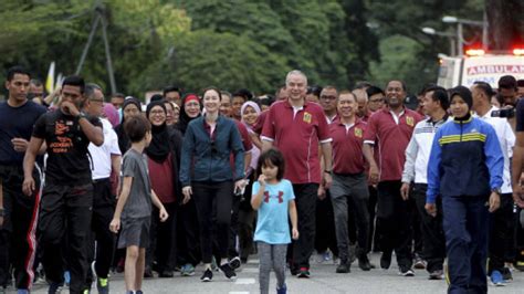 He has been to malaysia to visit his father's tomb, which is where he met his half sister ku ess. Over 6,000 people in run to mark Perak Sultan's birthday