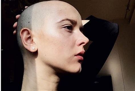 Monika Brodka prezentuje ogoloną głowę na okładce Elle WP Kobieta