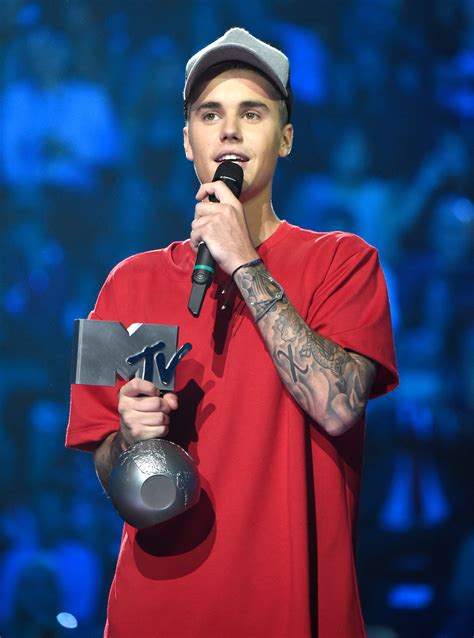 Justin Bieber Is The Big Winner At Mtv Emas With 5 Awards Access Online