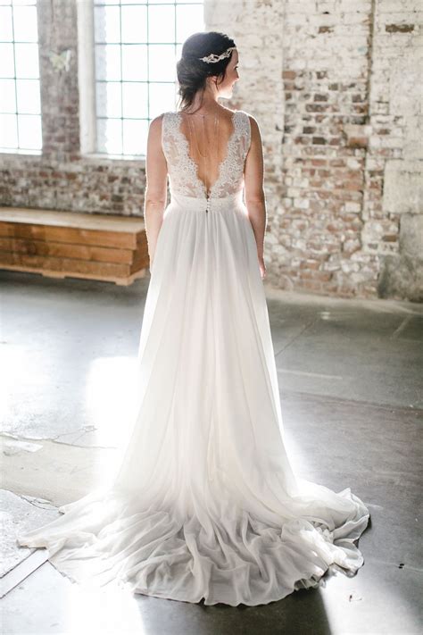 Noch vor der abreise wollen die beiden standesamtlich heiraten. Brautkleid mit Schleppe und tiefem Rückenausschnitt ♥ das ...