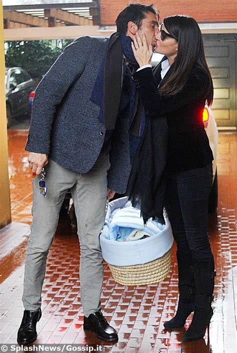 Gianluigi buffon (28 ianuarie 1978, carrara, tuscany, italia) este un portar italian de talie internațională. Ilaria D'Amico lascia l'ospedale con Gigi Buffon, compagno ...