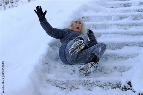Eine Frau Ist Auf Einer Schneeglatten Treppe Ausgerutscht Und