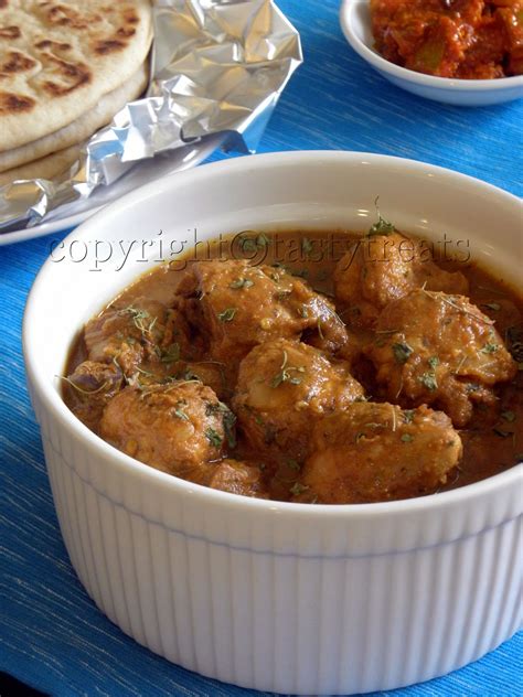 Serve alongside basmati rice or naan bread for soaking up the extra sauce. Tasty Treats: Easy Chicken Curry