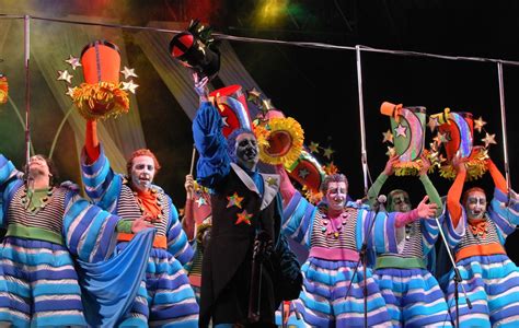 Uruguay Celebra El Carnaval Mas Largo Del Mundo Con Luz Calor Samba Y
