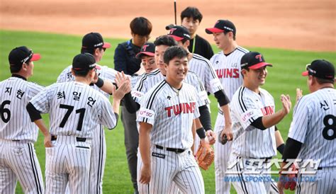 한국 1티어 스포츠 vs 일본 1티어 스포츠선수.jpg. 포토 고우석 '드디어 미소가 나와요' - 조선닷컴 - 스포츠 ...