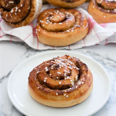 Här toppade på klassiskt vis med pärlsocker. Klassiska kanelbullar - Recept - Tasteline.com