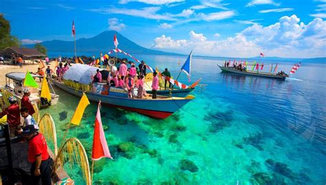 Tectonically they are located on the halmahera plate within the molucca sea collision zone. Toga Wisuda Maluku Utara Baju Topi Jubah - CV INDO DELTA