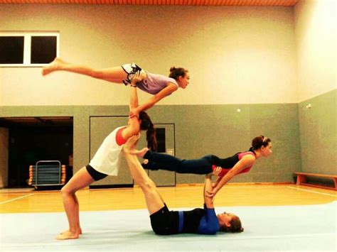 Akrobatik Im Turnverein Acro Yoga Poses Acro Yoga Exercise
