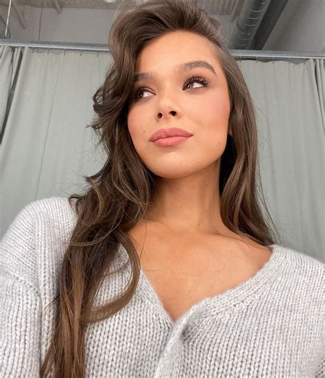 Hailee steinfeld spiste middag med hele sin familie tirsdag aften. Hailee Steinfeld 03/10/2021 • CelebMafia