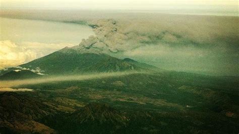 Airasia Accused Of Flying Too Close To Indonesias Mount Raung Volcano