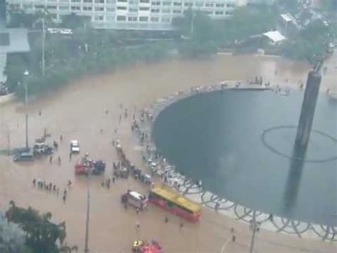 Berikut beberapa foto dahsyatnya banjir di jakarta 2013 versi huffington post. Banjir Jakarta Bunderan HI 17 Januari 2013 - YouTube