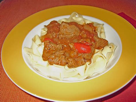 Das, in deutschland auch der, von ungarisch gulyás hús, „rinderhirtenfleisch) war ursprünglich ein eintopf der magyaren. Wiener Fiakergulasch (Rezept mit Bild) von Nora | Chefkoch.de