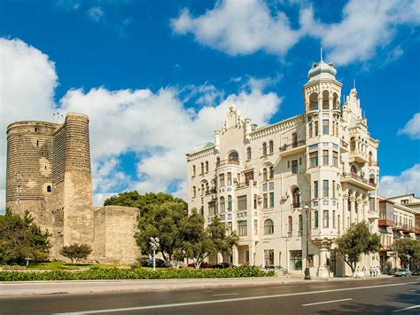 Такси и маршрутные автобусы, пешеходные экскурсии. 10 Unique Historical Architectural Buildings of Baku - Azerbaijan Tour