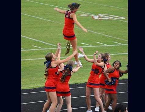 30 Of The Best Cheerleader Fails You Wont Want To Miss Popdust