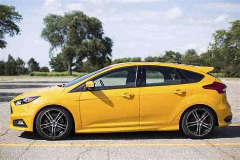 2017 Ford Focus St Vs Focus Rs Whats The Difference Autotrader