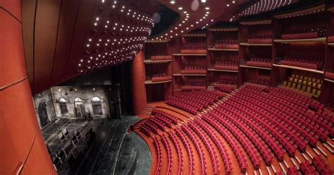 Teatrul Național București teatrul cu cele mai multe săli din lume