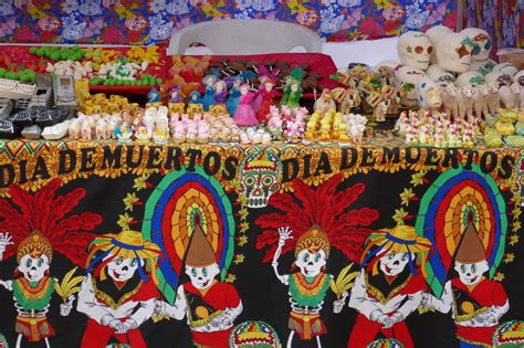 Recordemos a nuestros difuntos hoy y celebremos su vida! Winnie Views: Day of the Dead (Dia de los Muertos)