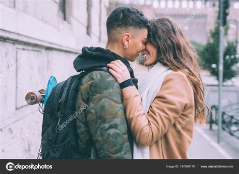 Zwei Junge Lesbische Frauen Die Sich Freien Küssen Liebe Beziehung Stockfotografie