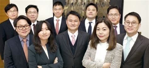 신성우의 매니저 출신이라고 한다.이후 인연이 되어 결혼했다고 한다. Law Biz 금융·IT·벤처 전문가 포진… 가상화폐 법리스크 콕 짚어 ...
