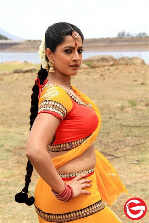 Anjali Varalakshmi And Vishal Hot In Madha Gaja Raja Movie Glamex