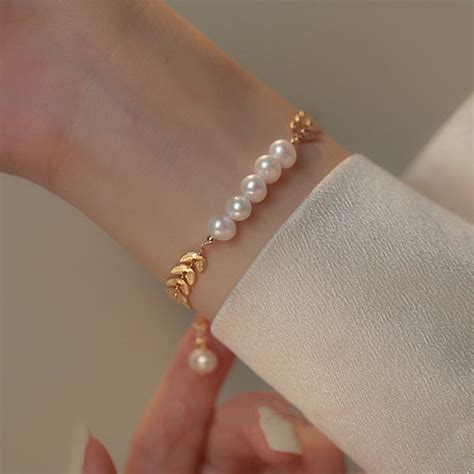 Elegant Pearl Bracelet ApolloBox