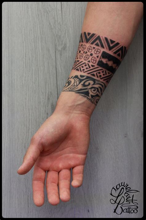 Une simple ligne fine noire au niveau du poignet. Tatouage polynesien poignet - young planneur