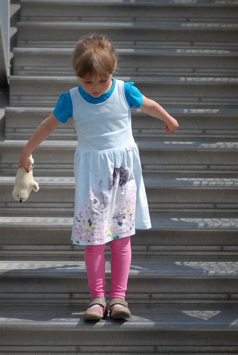 图片素材 女孩 白色 弹簧 颜色 儿童 时尚 蓝色 服装 季节 连衣裙 楼梯 幼儿 远 汉堡 x