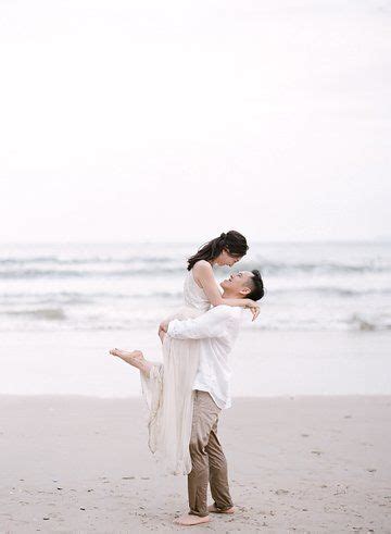 Dengan saling berpandangan tanpa berpelukan dengan latar cahaya matahari dipadu dengan pohon. Foto Prewedding: Tips untuk Tema + Tempat Foto + Harga • Sikatabis.com