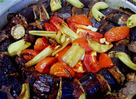 1 tatlı kaşığı salça + 1 su bardağı su, 1 diş sarımsak, tu, 1 yemek kaşığı tereyağı. Patlıcan kebabı tarifi | Neydek.com