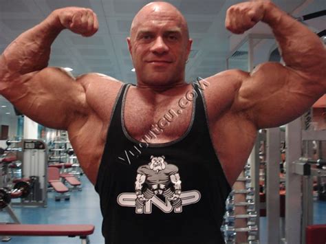 Muscle Lover Turkish Bodybuilder Serdar Aktolga Flexing Biceps