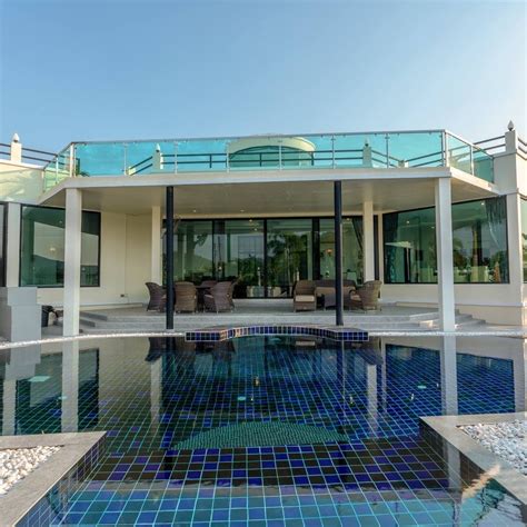 Flat Terrace Roof House With Large Swimming Pool