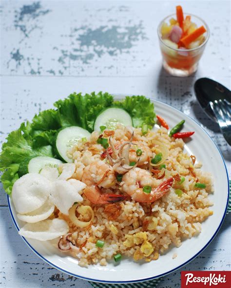 Seafoods atau makanan yang berasal dari laut merupakan salah satu kuliner menggiurkan yang ada di seluruh belahan dunia, di indonesia apakah kamu ingin mencoba resep seafoods yang satu ini ? Nasi Goreng Seafood Istimewa dan Super Lezat - Resep ...