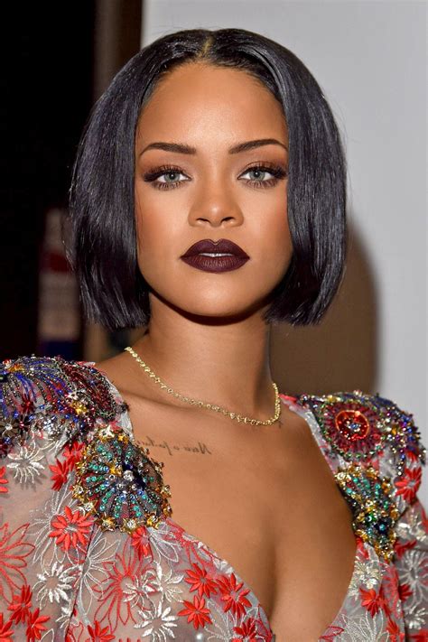 У рианны есть два младших брата: Rihanna Biography