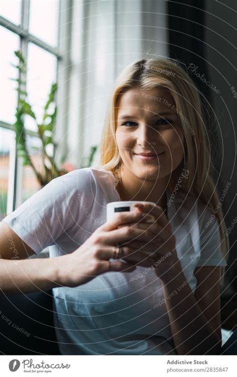 Lächelnde Frau Mit Tasse Ein Lizenzfreies Stock Foto Von Photocase