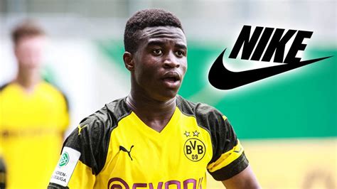 Youssoufa moukoko | 16 | striker | borussia dortmund. Mega-Deal für BVB-Talent: Moukoko unterschreibt 10 ...