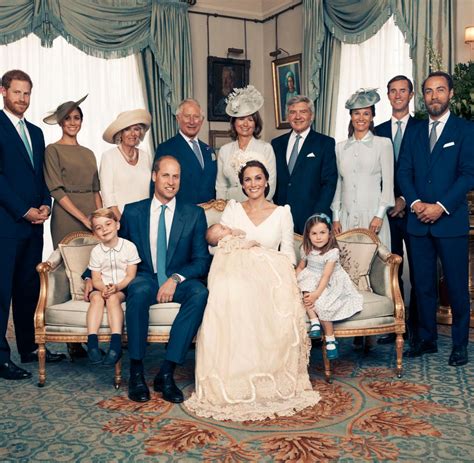 Drei monate nach der geburt von prinz george alexander louis fand dort die taufe des royal babys statt. Prinz George feiert Geburtstag - und kriegt Fünf-Pfund ...