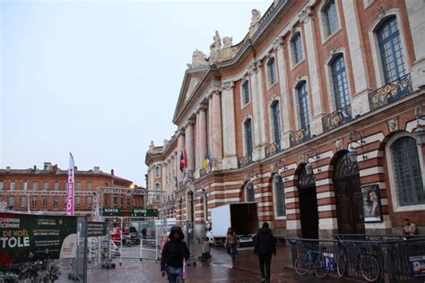 Toulouse Alerte au colis suspect la place du Capitole et le marché
