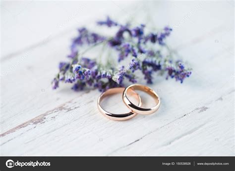 Warum das brautpaar mit einem wunderschönen spruch zur hochzeit überraschen? Anéis de casamento e flores — Stock Photo © IgorTishenko ...