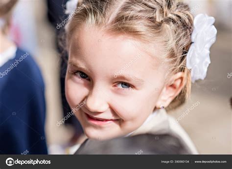 gran retrato una colegiala rubia con coletas con lazos blancos fotografía de stock © farmuty