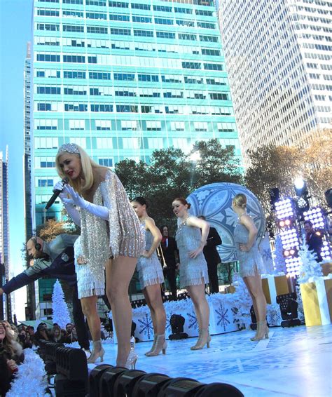 gwen stefani performs for macy s thanksgiving day parade