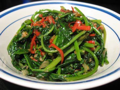 Kangkung atau ipomoea reptans terdiri dari dua varietas, yakni kangkung darat yang disebut kangkung cina dan kangkung air yang tumbuh secara alami di sawah, rawa, atau parit. Juni 2011 ~ Rahman Setiadi