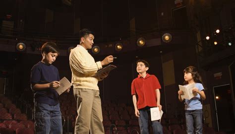 Fosse, mattox, robbins… una vez se elija la obra de teatro musical a representar en el escenario, se trabajarán esas coreografías. Qué es el equipo de producción de una obra en escena ...